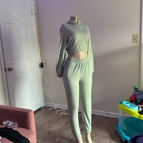 Two piece set - Picture 3 of 8